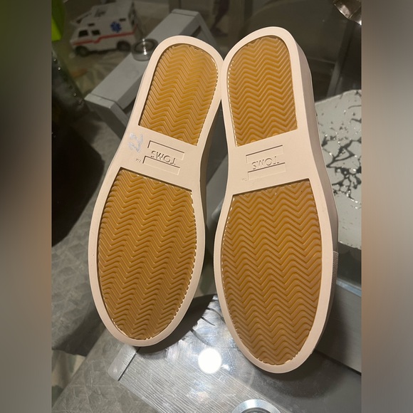 TOMS
Women's Camo Canvas Mid Cut Slip On Sneakers - Picture 7 of 8